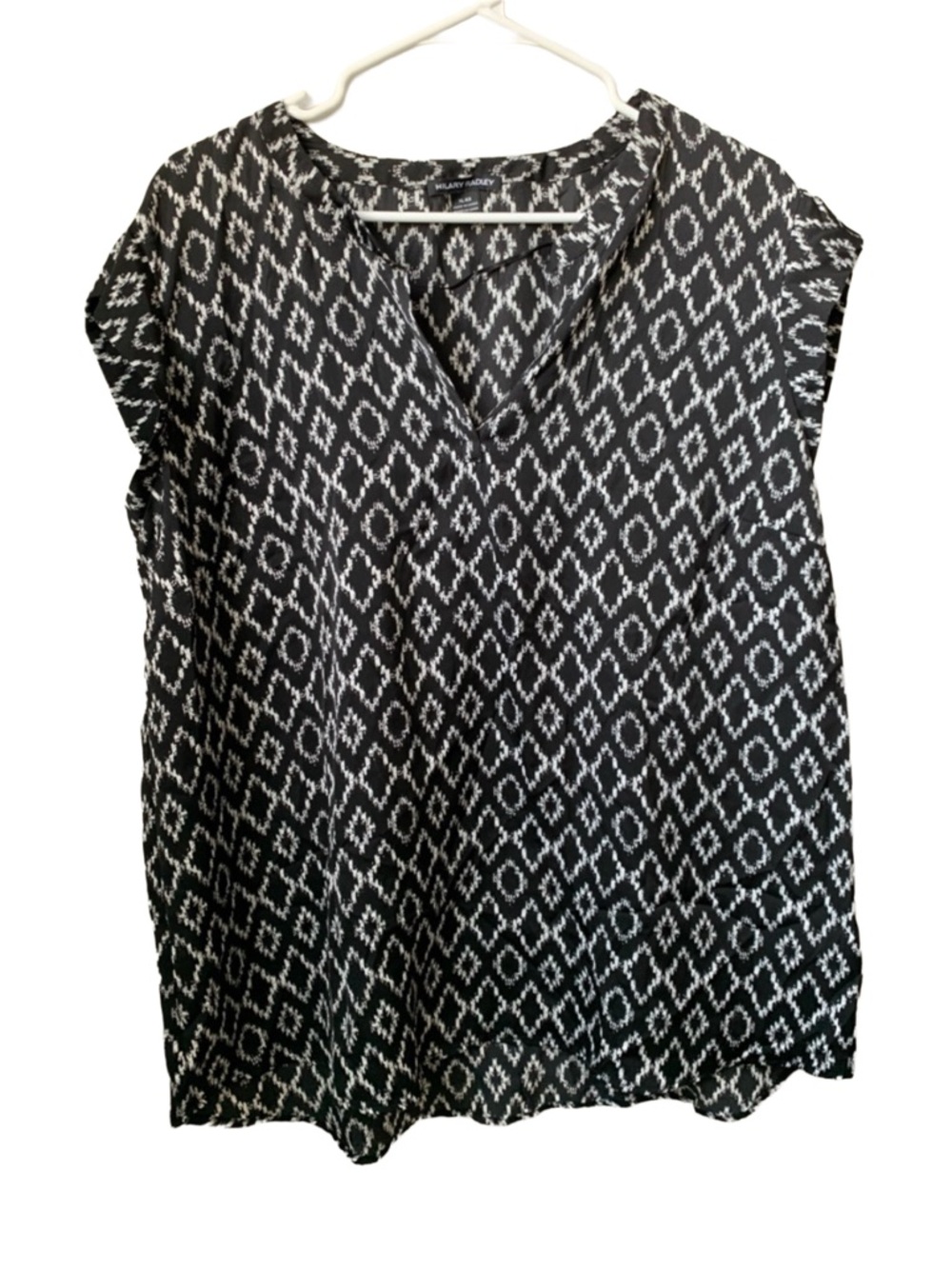 HILLARY RADLEY Women’s Black White Print Split V Neck Cap Sleeve Blouse